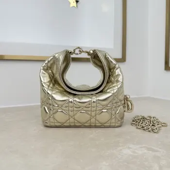  款号 2866 迷你款 羊皮   金色 这款 Dior Toujours Hobo 手袋由乔纳森 安德森 (Jonathan Anderson) 设计 突显别具一格的弧形轮廓 以充满活力的现代风格重新诠释 Dior 传承 突显柔软而醒目的结构 展现充盈感 是日常使用的理想单品 小号款式 风格百搭 搭配特色 CD Lock 扣环和可调节 可拆卸的肩带 可手提 肩背或斜挎 尺寸 17.5 x 19 x 7 厘米 长 x 高 x 宽 可收纳 1 个包 1 部手机 2 个卡夹 太阳眼镜和唇膏尺寸和重量详情可能因产品材质而有所不同