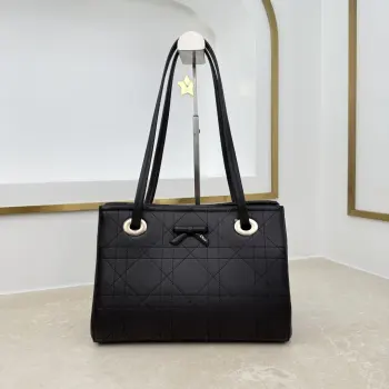  编号 M1410 黑色蝴蝶结这款购物袋由乔纳森 安德森 (Jonathan Anderson) 为 Dior 倾情打造 实用宽敞的设计饰以精美蝴蝶结提升格调 展现 Dior 的全新标志细节 小号款式 牛皮和皮革装饰等材质巧妙结合 柔软廓形和巧妙的滑动式顶部手柄别具一格 可手提 肩背或斜挎 主体 牛皮革 棉 科技面料里料 棉 亚麻 牛皮革磁性开合正面饰以 Dior 标志皮革蝴蝶结顶部滑动式皮革手柄 搭配 CD 标志孔眼内部拉链口袋内部插袋编号: M1410尺寸 27 x 19 x 13.5 厘米 长 x 高 x 宽 
