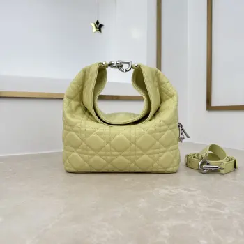  款号 2867  小号   羊皮   黄色 这款 Dior Toujours Hobo 手袋由乔纳森 安德森 (Jonathan Anderson) 设计 突显别具一格的弧形轮廓 以充满活力的现代风格重新诠释 Dior 传承 突显柔软而醒目的结构 展现充盈感 是日常使用的理想单品 小号款式 风格百搭 搭配特色 CD Lock 扣环和可调节 可拆卸的肩带 可手提 肩背或斜挎 尺寸 22.5 x 14 x 7.5 厘米 长 x 高 x 宽 可收纳 1 个包 1 部手机 2 个卡夹 太阳眼镜和唇膏尺寸和重量详情可能因产品材质而有所不同