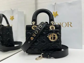  升级版 内里羊筋 蝴蝶结Lady Dior My ABCDior 手袋集中体现了 Dior 对典雅和美丽的深刻洞见 采用羊皮革精心制作 以藤格纹缉面线打造醒目的绗缝细节 时髦典雅的设计经久不衰 缀有浅金色饰面金属 D.I.O.R. 吊饰 彰显优雅气质 四格小号款式 设计别致 肩带可饰以徽章彰显个性 可手提或斜挎 尺寸 20 x 17 x 8 厘米 
