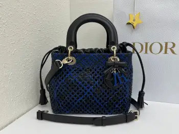 LADY DIOR 手袋作为一款经典单品 不断地被重新诠释 彰显迪奥风格 承载着非凡的传承 高雅的设计 镂空编织风格更添格调 突显迪奥经久不衰的经典标识与迪奥工坊的精湛工艺 中号款式 搭配可拆卸的皮革细肩带 可手提或斜挎 主体 羊皮革里料 羊皮革可调节 可拆卸的细肩带尺寸 24x21x12cm