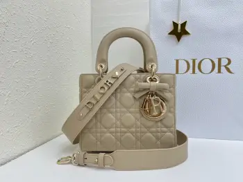  升级版 内里羊筋 蝴蝶结Lady Dior My ABCDior 手袋集中体现了 Dior 对典雅和美丽的深刻洞见 采用羊皮革精心制作 以藤格纹缉面线打造醒目的绗缝细节 时髦典雅的设计经久不衰 缀有浅金色饰面金属 D.I.O.R. 吊饰 彰显优雅气质 四格小号款式 设计别致 肩带可饰以徽章彰显个性 可手提或斜挎 尺寸 20 x 17 x 8 厘米 