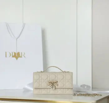  Mʏ Dɪᴏʀ 蝴蝶结Wᴏᴄ DR-𝟠𝟙𝟙这款My Dior 迷你链条手袋以优雅实用的设计进一步丰富该系列 采用驼米色和饼干色双色羊皮革精心制作 饰以藤格纹缉面线 正面翻盖点缀以装饰性皮革蝴蝶结提升格调 搭配D. I. O. R. 吊饰 内部隔层背面插袋3个卡槽可折叠的皮革顶部手柄 可拆卸蝴蝶结链条尺寸 21x11. 5x4. 5厘米 长x高x宽 可收纳1部手机 400克尺寸和重量详情可能因产品材质而有所不同