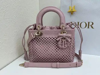 LADY DIOR 手袋作为一款经典单品 不断地被重新诠释 彰显迪奥风格 承载着非凡的传承 高雅的设计 镂空编织风格更添格调 突显迪奥经久不衰的经典标识与迪奥工坊的精湛工艺 中号款式 搭配可拆卸的皮革细肩带 可手提或斜挎 主体 羊皮革里料 羊皮革可调节 可拆卸的细肩带尺寸 24x21x12cm