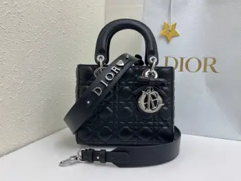  升级版 内里羊筋 蝴蝶结Lady Dior My ABCDior 黑色银扣 手袋集中体现了 Dior 对典雅和美丽的深刻洞见 采用羊皮革精心制作 以藤格纹缉面线打造醒目的绗缝细节 时髦典雅的设计经久不衰 缀有银色饰面金属 D.I.O.R. 吊饰 彰显优雅气质 四格小号款式 设计别致 肩带可饰以徽章彰显个性 可手提或斜挎 尺寸 20 x 17 x 8 厘米 