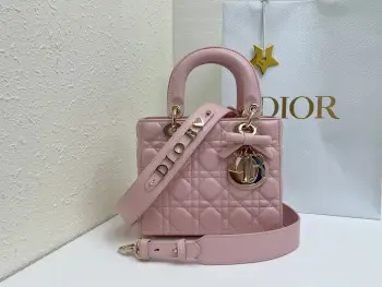  升级版 内里羊筋 蝴蝶结Lady Dior My ABCDior 柔粉 手袋集中体现了 Dior 对典雅和美丽的深刻洞见 采用羊皮革精心制作 以藤格纹缉面线打造醒目的绗缝细节 时髦典雅的设计经久不衰 缀有浅金色饰面金属 D.I.O.R. 吊饰 彰显优雅气质 四格小号款式 设计别致 肩带可饰以徽章彰显个性 可手提或斜挎 尺寸 20 x 17 x 8 厘米 