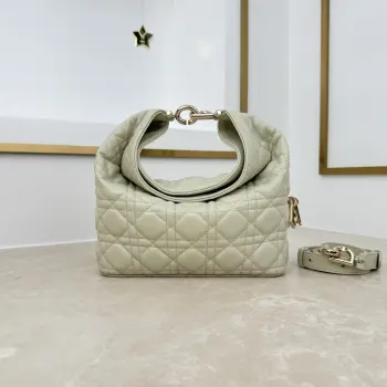  款号 2867  小号   羊皮   淡绿 这款 Dior Toujours Hobo 手袋由乔纳森 安德森 (Jonathan Anderson) 设计 突显别具一格的弧形轮廓 以充满活力的现代风格重新诠释 Dior 传承 突显柔软而醒目的结构 展现充盈感 是日常使用的理想单品 小号款式 风格百搭 搭配特色 CD Lock 扣环和可调节 可拆卸的肩带 可手提 肩背或斜挎 尺寸 22.5 x 14 x 7.5 厘米 长 x 高 x 宽 可收纳 1 个包 1 部手机 2 个卡夹 太阳眼镜和唇膏尺寸和重量详情可能因产品材质而有所不同