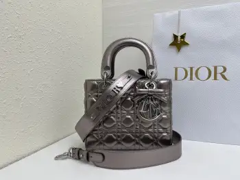  升级版 内里羊筋 蝴蝶结Lady Dior My ABCDior 黑色银扣 手袋集中体现了 Dior 对典雅和美丽的深刻洞见 采用羊皮革精心制作 以藤格纹缉面线打造醒目的绗缝细节 时髦典雅的设计经久不衰 缀有银色饰面金属 D.I.O.R. 吊饰 彰显优雅气质 四格小号款式 设计别致 肩带可饰以徽章彰显个性 可手提或斜挎 尺寸 20 x 17 x 8 厘米 