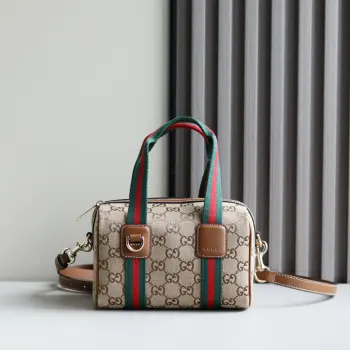  新品 灵感源自Gucci标志性的旅行包廓形 品牌推出了Mini GG手袋 该款手袋采用柔软的GG老花帆布精制而成 配有Web织带手柄和可拆卸肩带 重新演绎了品牌的经典元素 致敬Gucci引以为傲的旅行传统 米色和深棕色GG字母图案涂层织物深棕色皮革滚边浅金色调配件绿色亚麻棉混纺衬里提手 10厘米高 可拆卸可调节皮革肩带 50厘米高 长度 101.5厘米型号 859975 尺寸 20厘米 宽 x 13厘米 高 x 13厘米 深 重量 约0.4千克颜色 丹宁牛仔/pvc 意大利创作