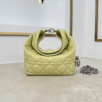  款号 2866 迷你款 羊皮   黄色 这款 Dior Toujours Hobo 手袋由乔纳森 安德森 (Jonathan Anderson) 设计 突显别具一格的弧形轮廓 以充满活力的现代风格重新诠释 Dior 传承 突显柔软而醒目的结构 展现充盈感 是日常使用的理想单品 小号款式 风格百搭 搭配特色 CD Lock 扣环和可调节 可拆卸的肩带 可手提 肩背或斜挎 尺寸 17.5 x 19 x 7 厘米 长 x 高 x 宽 可收纳 1 个包 1 部手机 2 个卡夹 太阳眼镜和唇膏尺寸和重量详情可能因产品材质而有所不同