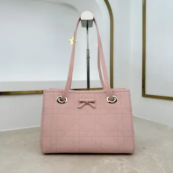  编号 M1410 粉色蝴蝶结这款购物袋由乔纳森 安德森 (Jonathan Anderson) 为 Dior 倾情打造 实用宽敞的设计饰以精美蝴蝶结提升格调 展现 Dior 的全新标志细节 小号款式 牛皮和皮革装饰等材质巧妙结合 柔软廓形和巧妙的滑动式顶部手柄别具一格 可手提 肩背或斜挎 主体 牛皮革 棉 科技面料里料 棉 亚麻 牛皮革磁性开合正面饰以 Dior 标志皮革蝴蝶结顶部滑动式皮革手柄 搭配 CD 标志孔眼内部拉链口袋内部插袋编号: M1410尺寸 27 x 19 x 13.5 厘米 长 x 高 x 宽 