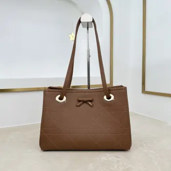  编号 M1410 焦糖色蝴蝶结这款购物袋由乔纳森 安德森 (Jonathan Anderson) 为 Dior 倾情打造 实用宽敞的设计饰以精美蝴蝶结提升格调 展现 Dior 的全新标志细节 小号款式 牛皮和皮革装饰等材质巧妙结合 柔软廓形和巧妙的滑动式顶部手柄别具一格 可手提 肩背或斜挎 主体 牛皮革 棉 科技面料里料 棉 亚麻 牛皮革磁性开合正面饰以 Dior 标志皮革蝴蝶结顶部滑动式皮革手柄 搭配 CD 标志孔眼内部拉链口袋内部插袋编号: M1410尺寸 27 x 19 x 13.5 厘米 长 x 高 x 宽 
