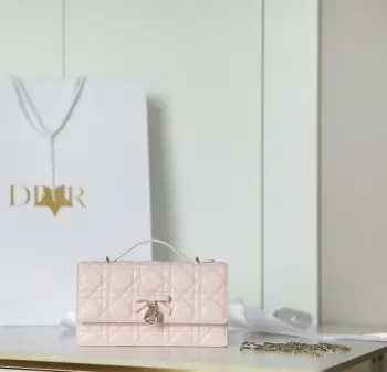  Mʏ Dɪᴏʀ 蝴蝶结Wᴏᴄ DR-𝟠𝟙𝟙这款My Dior 迷你链条手袋以优雅实用的设计进一步丰富该系列 采用粉色羊皮革精心制作 饰以藤格纹缉面线 正面翻盖点缀以装饰性皮革蝴蝶结提升格调 搭配D. I. O. R. 吊饰 内部隔层背面插袋3个卡槽可折叠的皮革顶部手柄 可拆卸蝴蝶结链条尺寸 21x11. 5x4. 5厘米 长x高x宽 可收纳1部手机 400克尺寸和重量详情可能因产品材质而有所不同