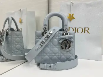  升级版 内里羊筋 蝴蝶结Lady Dior My ABCDior 冰川蓝 手袋集中体现了 Dior 对典雅和美丽的深刻洞见 采用羊皮革精心制作 以藤格纹缉面线打造醒目的绗缝细节 时髦典雅的设计经久不衰 缀有银色饰面金属 D.I.O.R. 吊饰 彰显优雅气质 四格小号款式 设计别致 肩带可饰以徽章彰显个性 可手提或斜挎 尺寸 20 x 17 x 8 厘米 