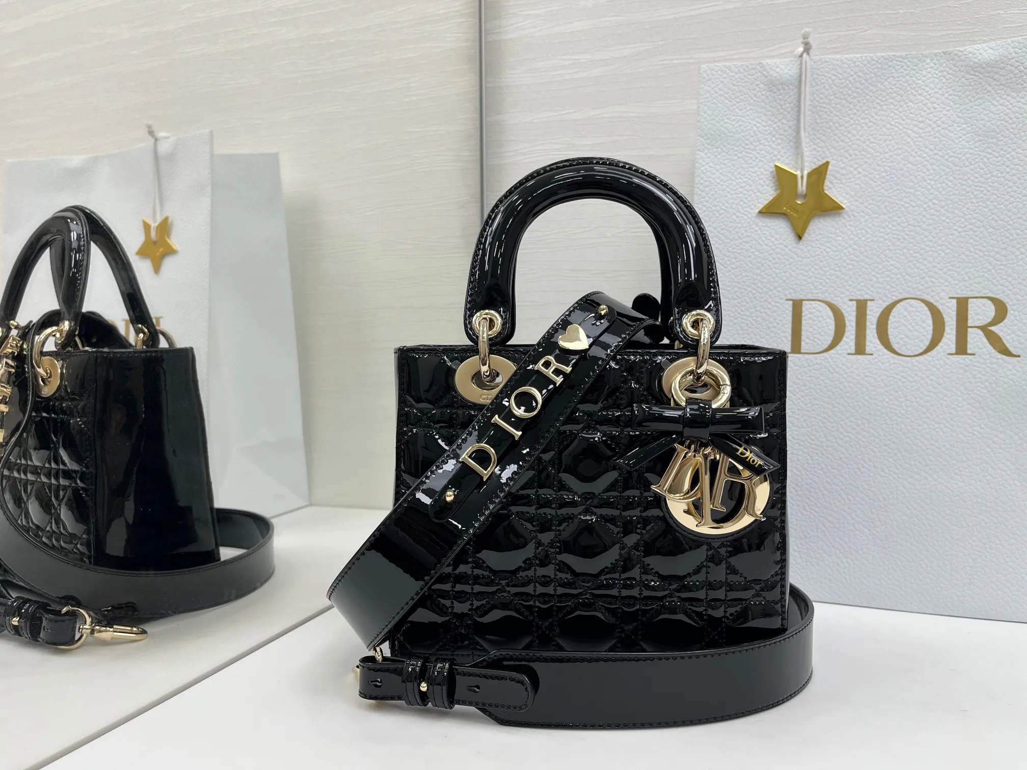 原单迪奥女包|高仿迪奥女包|精仿迪奥女包|一比一迪奥女包  Lady Dior 20cm 黑色漆皮 四格戴妃包黑漆蝴蝶结采用进口原色藤格纹漆皮材质 搭配可个性化宽肩背带 淡金色金属配饰 26个字母和5个幸运符码自由搭配 个性化宽肩背带 点缀Dior徽章 可手提亦可肩背或斜挎  size 20.5*8.5*17cm编号:058