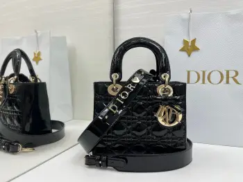   Lady Dior 20cm 黑色漆皮 四格戴妃包黑漆蝴蝶结采用进口原色藤格纹漆皮材质 搭配可个性化宽肩背带 淡金色金属配饰 26个字母和5个幸运符码自由搭配 个性化宽肩背带 点缀Dior徽章 可手提亦可肩背或斜挎  size 20.5*8.5*17cm编号:058