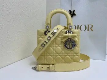  升级版 内里羊筋 蝴蝶结Lady Dior My ABCDior 浅黄 手袋集中体现了 Dior 对典雅和美丽的深刻洞见 采用羊皮革精心制作 以藤格纹缉面线打造醒目的绗缝细节 时髦典雅的设计经久不衰 缀有银色饰面金属 D.I.O.R. 吊饰 彰显优雅气质 四格小号款式 设计别致 肩带可饰以徽章彰显个性 可手提或斜挎 尺寸 20 x 17 x 8 厘米 