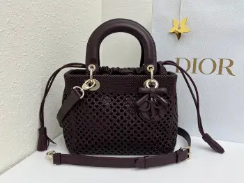 LADY DIOR 手袋作为一款经典单品 不断地被重新诠释 彰显迪奥风格 承载着非凡的传承 高雅的设计 镂空编织风格更添格调 突显迪奥经久不衰的经典标识与迪奥工坊的精湛工艺 中号款式 搭配可拆卸的皮革细肩带 可手提或斜挎 主体 羊皮革里料 羊皮革可调节 可拆卸的细肩带尺寸 24x21x12cm