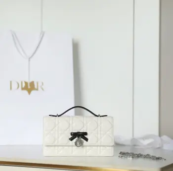  Mʏ Dɪᴏʀ 蝴蝶结Wᴏᴄ DR-𝟠𝟙𝟙这款My Dior 迷你链条手袋以优雅实用的设计进一步丰富该系列 采用奶白色和黑色双色羊皮革精心制作 饰以藤格纹缉面线 正面翻盖点缀以装饰性皮革蝴蝶结提升格调 搭配D. I. O. R. 吊饰 内部隔层背面插袋3个卡槽可折叠的皮革顶部手柄 可拆卸蝴蝶结链条尺寸 21x11. 5x4. 5厘米 长x高x宽 可收纳1部手机 400克尺寸和重量详情可能因产品材质而有所不同