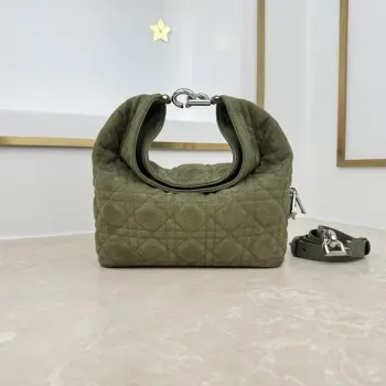  款号 2867  小号   牛绒纹   绿色 这款 Dior Toujours Hobo 手袋由乔纳森 安德森 (Jonathan Anderson) 设计 突显别具一格的弧形轮廓 以充满活力的现代风格重新诠释 Dior 传承 突显柔软而醒目的结构 展现充盈感 是日常使用的理想单品 小号款式 风格百搭 搭配特色 CD Lock 扣环和可调节 可拆卸的肩带 可手提 肩背或斜挎 尺寸 22.5 x 14 x 7.5 厘米 长 x 高 x 宽 可收纳 1 个包 1 部手机 2 个卡夹 太阳眼镜和唇膏尺寸和重量详情可能因产品材质而有所不同