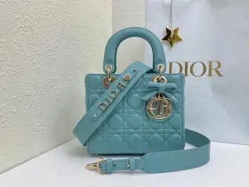  升级版 内里羊筋 蝴蝶结Lady Dior My ABCDior 碧玺蓝 手袋集中体现了 Dior 对典雅和美丽的深刻洞见 采用羊皮革精心制作 以藤格纹缉面线打造醒目的绗缝细节 时髦典雅的设计经久不衰 缀有浅金色饰面金属 D.I.O.R. 吊饰 彰显优雅气质 四格小号款式 设计别致 肩带可饰以徽章彰显个性 可手提或斜挎 尺寸 20 x 17 x 8 厘米 