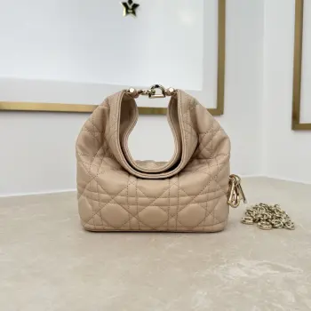  款号 2866 迷你款 羊皮   焦糖色 这款 Dior Toujours Hobo 手袋由乔纳森 安德森 (Jonathan Anderson) 设计 突显别具一格的弧形轮廓 以充满活力的现代风格重新诠释 Dior 传承 突显柔软而醒目的结构 展现充盈感 是日常使用的理想单品 小号款式 风格百搭 搭配特色 CD Lock 扣环和可调节 可拆卸的肩带 可手提 肩背或斜挎 尺寸 17.5 x 19 x 7 厘米 长 x 高 x 宽 可收纳 1 个包 1 部手机 2 个卡夹 太阳眼镜和唇膏尺寸和重量详情可能因产品材质而有所不同