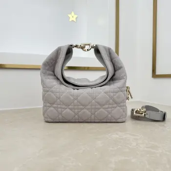  款号 2867  小号   牛绒纹   浅灰 这款 Dior Toujours Hobo 手袋由乔纳森 安德森 (Jonathan Anderson) 设计 突显别具一格的弧形轮廓 以充满活力的现代风格重新诠释 Dior 传承 突显柔软而醒目的结构 展现充盈感 是日常使用的理想单品 小号款式 风格百搭 搭配特色 CD Lock 扣环和可调节 可拆卸的肩带 可手提 肩背或斜挎 尺寸 22.5 x 14 x 7.5 厘米 长 x 高 x 宽 可收纳 1 个包 1 部手机 2 个卡夹 太阳眼镜和唇膏尺寸和重量详情可能因产品材质而有所不同