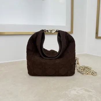  款号 2866 迷你款 牛绒纹   咖啡色 这款 Dior Toujours Hobo 手袋由乔纳森 安德森 (Jonathan Anderson) 设计 突显别具一格的弧形轮廓 以充满活力的现代风格重新诠释 Dior 传承 突显柔软而醒目的结构 展现充盈感 是日常使用的理想单品 小号款式 风格百搭 搭配特色 CD Lock 扣环和可调节 可拆卸的肩带 可手提 肩背或斜挎 尺寸 17.5 x 19 x 7 厘米 长 x 高 x 宽 可收纳 1 个包 1 部手机 2 个卡夹 太阳眼镜和唇膏尺寸和重量详情可能因产品材质而有所不同