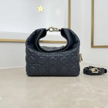  款号 2867  小号   羊皮   夜空蓝 这款 Dior Toujours Hobo 手袋由乔纳森 安德森 (Jonathan Anderson) 设计 突显别具一格的弧形轮廓 以充满活力的现代风格重新诠释 Dior 传承 突显柔软而醒目的结构 展现充盈感 是日常使用的理想单品 小号款式 风格百搭 搭配特色 CD Lock 扣环和可调节 可拆卸的肩带 可手提 肩背或斜挎 尺寸 22.5 x 14 x 7.5 厘米 长 x 高 x 宽 可收纳 1 个包 1 部手机 2 个卡夹 太阳眼镜和唇膏尺寸和重量详情可能因产品材质而有所不同