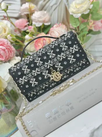 Miss Dior 刺绣黑色珠钻吊饰钻扣 链条包系列的新品 优雅实用 采用缎面精心制作 饰以流星缉面线 翻盖点缀以 D.I.O.R. 吊饰 两个隔层和拉链手拿包可收纳各种日常用品 可与日常或晚装造型搭配 经典的顶部手柄设计 搭配可拆卸链条肩带 可手提 肩背或斜挎 尺寸 21 x 11.5 x 4 厘米 型号M0997