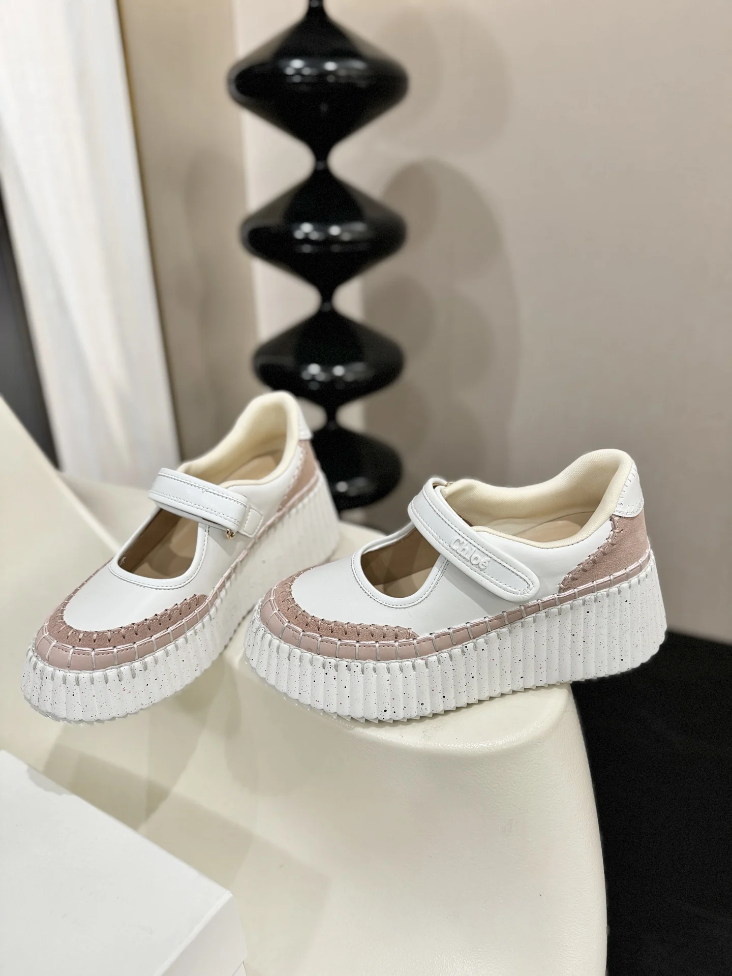 原单克洛伊女鞋|高仿克洛伊女鞋|精仿克洛伊女鞋|一比一克洛伊女鞋2026 批,蔻依Chloe专柜同步上市新款 春夏款广升 风靡整个时尚圈以来 多色多款 这款面料使用进口牛皮  质地清爽透气不焖脚 时尚简约范儿 女神都爱 美翻啦  8.CM超轻橡胶发泡抽真空大底 舒适得不要不要的 35-42码 标准码 如图9色可选 