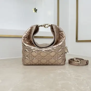  款号 2867  小号   羊皮   香槟金 这款 Dior Toujours Hobo 手袋由乔纳森 安德森 (Jonathan Anderson) 设计 突显别具一格的弧形轮廓 以充满活力的现代风格重新诠释 Dior 传承 突显柔软而醒目的结构 展现充盈感 是日常使用的理想单品 小号款式 风格百搭 搭配特色 CD Lock 扣环和可调节 可拆卸的肩带 可手提 肩背或斜挎 尺寸 22.5 x 14 x 7.5 厘米 长 x 高 x 宽 可收纳 1 个包 1 部手机 2 个卡夹 太阳眼镜和唇膏尺寸和重量详情可能因产品材质而有所不同