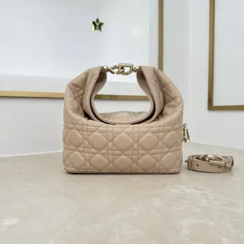  款号 2867  小号   羊皮   焦糖色 这款 Dior Toujours Hobo 手袋由乔纳森 安德森 (Jonathan Anderson) 设计 突显别具一格的弧形轮廓 以充满活力的现代风格重新诠释 Dior 传承 突显柔软而醒目的结构 展现充盈感 是日常使用的理想单品 小号款式 风格百搭 搭配特色 CD Lock 扣环和可调节 可拆卸的肩带 可手提 肩背或斜挎 尺寸 22.5 x 14 x 7.5 厘米 长 x 高 x 宽 可收纳 1 个包 1 部手机 2 个卡夹 太阳眼镜和唇膏尺寸和重量详情可能因产品材质而有所不同