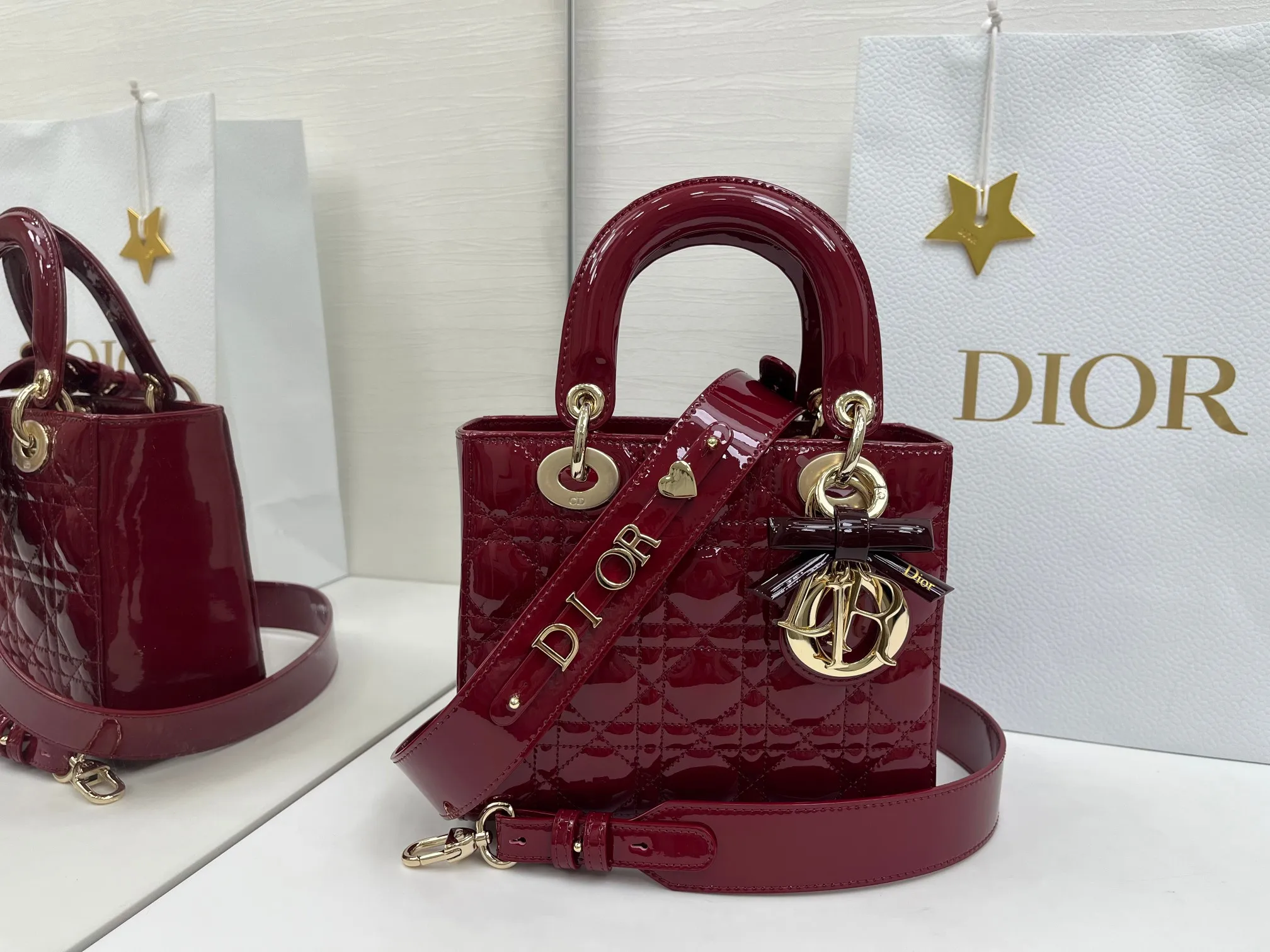 原单迪奥女包|高仿迪奥女包|精仿迪奥女包|一比一迪奥女包  Lady Dior 20cm 樱桃红漆皮 四格戴妃包樱桃红漆蝴蝶结采用进口原色藤格纹漆皮材质 搭配可个性化宽肩背带 淡金色金属配饰 26个字母和5个幸运符码自由搭配 个性化宽肩背带 点缀Dior徽章 可手提亦可肩背或斜挎  size 20.5*8.5*17cm编号:058