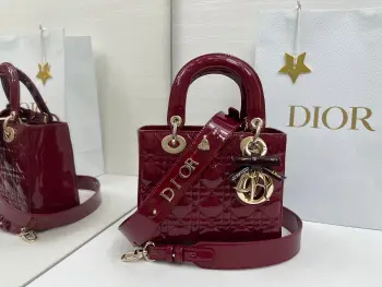   Lady Dior 20cm 樱桃红漆皮 四格戴妃包樱桃红漆蝴蝶结采用进口原色藤格纹漆皮材质 搭配可个性化宽肩背带 淡金色金属配饰 26个字母和5个幸运符码自由搭配 个性化宽肩背带 点缀Dior徽章 可手提亦可肩背或斜挎  size 20.5*8.5*17cm编号:058