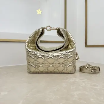  款号 2867  小号   羊皮   金色 这款 Dior Toujours Hobo 手袋由乔纳森 安德森 (Jonathan Anderson) 设计 突显别具一格的弧形轮廓 以充满活力的现代风格重新诠释 Dior 传承 突显柔软而醒目的结构 展现充盈感 是日常使用的理想单品 小号款式 风格百搭 搭配特色 CD Lock 扣环和可调节 可拆卸的肩带 可手提 肩背或斜挎 尺寸 22.5 x 14 x 7.5 厘米 长 x 高 x 宽 可收纳 1 个包 1 部手机 2 个卡夹 太阳眼镜和唇膏尺寸和重量详情可能因产品材质而有所不同