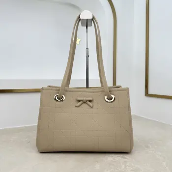  编号 M1410 杏色蝴蝶结这款购物袋由乔纳森 安德森 (Jonathan Anderson) 为 Dior 倾情打造 实用宽敞的设计饰以精美蝴蝶结提升格调 展现 Dior 的全新标志细节 小号款式 牛皮和皮革装饰等材质巧妙结合 柔软廓形和巧妙的滑动式顶部手柄别具一格 可手提 肩背或斜挎 主体 牛皮革 棉 科技面料里料 棉 亚麻 牛皮革磁性开合正面饰以 Dior 标志皮革蝴蝶结顶部滑动式皮革手柄 搭配 CD 标志孔眼内部拉链口袋内部插袋编号: M1410尺寸 27 x 19 x 13.5 厘米 长 x 高 x 宽 