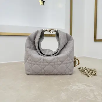  款号 2866 迷你款 牛绒纹   浅灰 这款 Dior Toujours Hobo 手袋由乔纳森 安德森 (Jonathan Anderson) 设计 突显别具一格的弧形轮廓 以充满活力的现代风格重新诠释 Dior 传承 突显柔软而醒目的结构 展现充盈感 是日常使用的理想单品 小号款式 风格百搭 搭配特色 CD Lock 扣环和可调节 可拆卸的肩带 可手提 肩背或斜挎 尺寸 17.5 x 19 x 7 厘米 长 x 高 x 宽 可收纳 1 个包 1 部手机 2 个卡夹 太阳眼镜和唇膏尺寸和重量详情可能因产品材质而有所不同