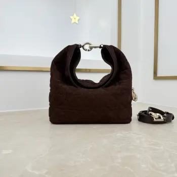  款号 2867  小号   牛绒纹   咖啡色 这款 Dior Toujours Hobo 手袋由乔纳森 安德森 (Jonathan Anderson) 设计 突显别具一格的弧形轮廓 以充满活力的现代风格重新诠释 Dior 传承 突显柔软而醒目的结构 展现充盈感 是日常使用的理想单品 小号款式 风格百搭 搭配特色 CD Lock 扣环和可调节 可拆卸的肩带 可手提 肩背或斜挎 尺寸 22.5 x 14 x 7.5 厘米 长 x 高 x 宽 可收纳 1 个包 1 部手机 2 个卡夹 太阳眼镜和唇膏尺寸和重量详情可能因产品材质而有所不同