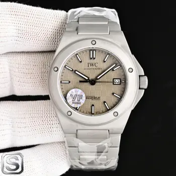 太阳出品出品 VF 首推 IWC 万国 工程师系列 RW8 腕表40mm 表壳融合垂直拉丝 环形拉丝及镜面抛光工艺 精心重构的线条呈现更柔和流畅的轮廓 厚度为10.7mm 表圈由5颗螺丝紧紧固定 表耳细节及H形表链采用更符合人体工程学的新设计 能够更舒适贴合手腕 钢带同正品一致为快拆表带新作最特别之处在于表盘再现原版 Ingenieur SL  完美神器 现已上市 敬请品鉴 太阳出品精致推荐男士机械腕表