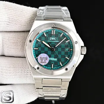 太阳出品出品 VF 首推 IWC 万国 工程师系列 RW8 腕表40mm 表壳融合垂直拉丝 环形拉丝及镜面抛光工艺 精心重构的线条呈现更柔和流畅的轮廓 厚度为10.7mm 表圈由5颗螺丝紧紧固定 表耳细节及H形表链采用更符合人体工程学的新设计 能够更舒适贴合手腕 钢带同正品一致为快拆表带新作最特别之处在于表盘再现原版 Ingenieur SL  完美神器 现已上市 敬请品鉴 太阳出品精致推荐男士机械腕表