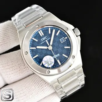 太阳出品出品 VF 首推 IWC 万国 工程师系列 RW8 腕表40mm 表壳融合垂直拉丝 环形拉丝及镜面抛光工艺 精心重构的线条呈现更柔和流畅的轮廓 厚度为10.7mm 表圈由5颗螺丝紧紧固定 表耳细节及H形表链采用更符合人体工程学的新设计 能够更舒适贴合手腕 钢带同正品一致为快拆表带新作最特别之处在于表盘再现原版 Ingenieur SL  完美神器 现已上市 敬请品鉴 太阳出品精致推荐男士机械腕表