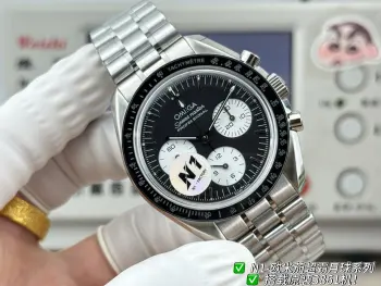 太阳出品出品 N1FactoryOMEGA 欧米伽 TO1 超霸系列 经典传承 最新力作 推出超霸系列月球表搭配最新款5珠表带 每排五片拱形表节的表链带 佩戴舒适度和质感有更好体验 其造型灵感源自登上月球的第四代超霸腕表的不对称表壳 拱形分针和中央计时秒针沿袭了超霸 月球表 标志性的指针风格 经抛光处理 采用双斜面设计风格 镌刻有 THE FIRST WATCH WORN ON THE MOON 和 CO-AXIAL MASTER CHRONOMETER 字样 透过平面蓝宝石玻璃表背 可以欣赏 3861至臻天文台机芯的运转美态   N1品质 必属精品 太阳出品精致推荐男士多功能机械腕表