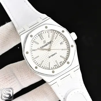 太阳出品出品   INA  AP 爱彼 皇家橡树 HP1 高级腕表己越来越重视佩戴的舒适度与实用性 沉甸甸的不适感 将会被舒适无感的 超轻 所取代 随着科技的发达 高贵已经不再来自金属的重量 专注于极致轻量化定制改造的INA 通过锤炼材质结合特殊功能性设计 来实现腕表纯粹的极致轻量化性能 在表带 把头和扣片等细节外也不断呼应 对腕表减重的承诺体现在每一个细节 连常用的小部件也经过重新评估与测定 将经典的皇家橡树设计推高至另一种卓越 极致超轻 让你无拘无束 自在随心 太阳出品精致推荐男士机械腕表