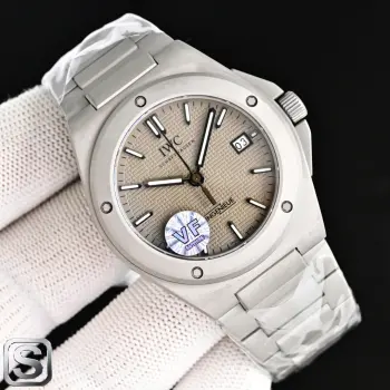 太阳出品出品 VF 首推 IWC 万国 工程师系列 RW8 腕表40mm 表壳融合垂直拉丝 环形拉丝及镜面抛光工艺 精心重构的线条呈现更柔和流畅的轮廓 厚度为10.7mm 表圈由5颗螺丝紧紧固定 表耳细节及H形表链采用更符合人体工程学的新设计 能够更舒适贴合手腕 钢带同正品一致为快拆表带新作最特别之处在于表盘再现原版 Ingenieur SL  完美神器 现已上市 敬请品鉴 太阳出品精致推荐男士机械腕表