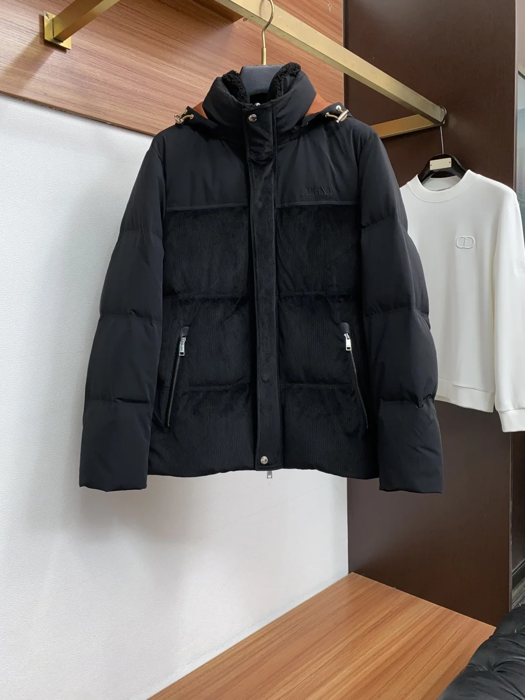 原单羽绒服/棉衣男装|高仿羽绒服/棉衣男装|精仿羽绒服/棉衣男装|一比一羽绒服/棉衣男装杰尼亚 秋冬男士商务立领羊羔毛领拼接 可拆 时尚羽绒服 拼接设计 前副条纹绒设计保暖舒适 轻奢时尚休闲风格 轻盈保暖柔软 低调系列时尚百搭 就是有型 香港贸易订单款 超级种草的神仙单品 作为大家都要仰视的品牌 他们对货源的把控也毫无悬念的严格 非常酷炫轻盈飘逸羽绒服 商务静版设计 两侧功能性大口袋 很有质感的原漆原版四合扣 轻松的彰显品牌辨识度跟超强规格性能 上身绝对超级惹眼   整体的材质也是超级能打 采用意大利进口面料打造 具有百年品牌的高端触感 内里绒子含量90%白鸭绒打造 10%羽毛 满身横线绗缝充绒饱满 蓬松感十 如有疑问 可拆开检验 充绒量极高 版型完美 时尚不臃肿 演绎系列的简约美学风格 上身效果轻盈保暖 御寒效果满分! !一款颜值跟性能同步在线的高街奢物 绝对炸街的超级重磅码数 M-3xL