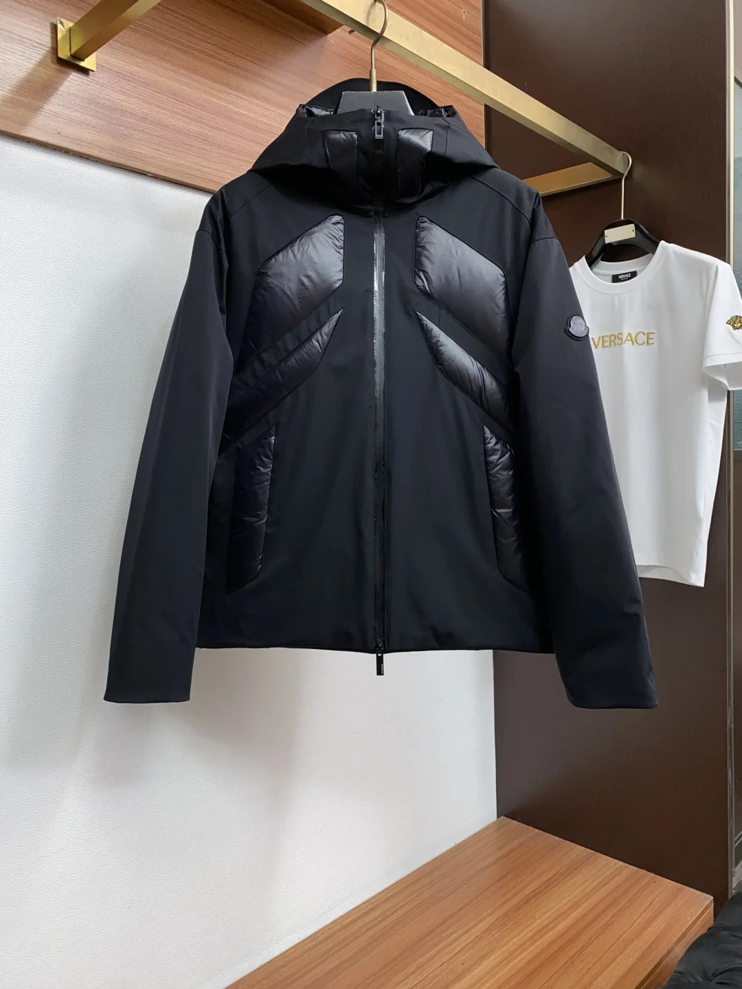 原单羽绒服/棉衣男装|高仿羽绒服/棉衣男装|精仿羽绒服/棉衣男装|一比一羽绒服/棉衣男装蒙口 25ss最新品 连帽羽绒服外套 设计帅气有型 百搭必备单品 时尚潮牌  轻松营造酷帅氛围感  高级感满满 在低调又时髦撞色设计特别吸睛 宽松版型百搭人 任何身材都能驾驭 原版定制进口记忆丝面料质感轻盈透气 内里填充新国标90绒全套开模五金配件 做工品质看细节  尺码 M-3XL 三标齐全