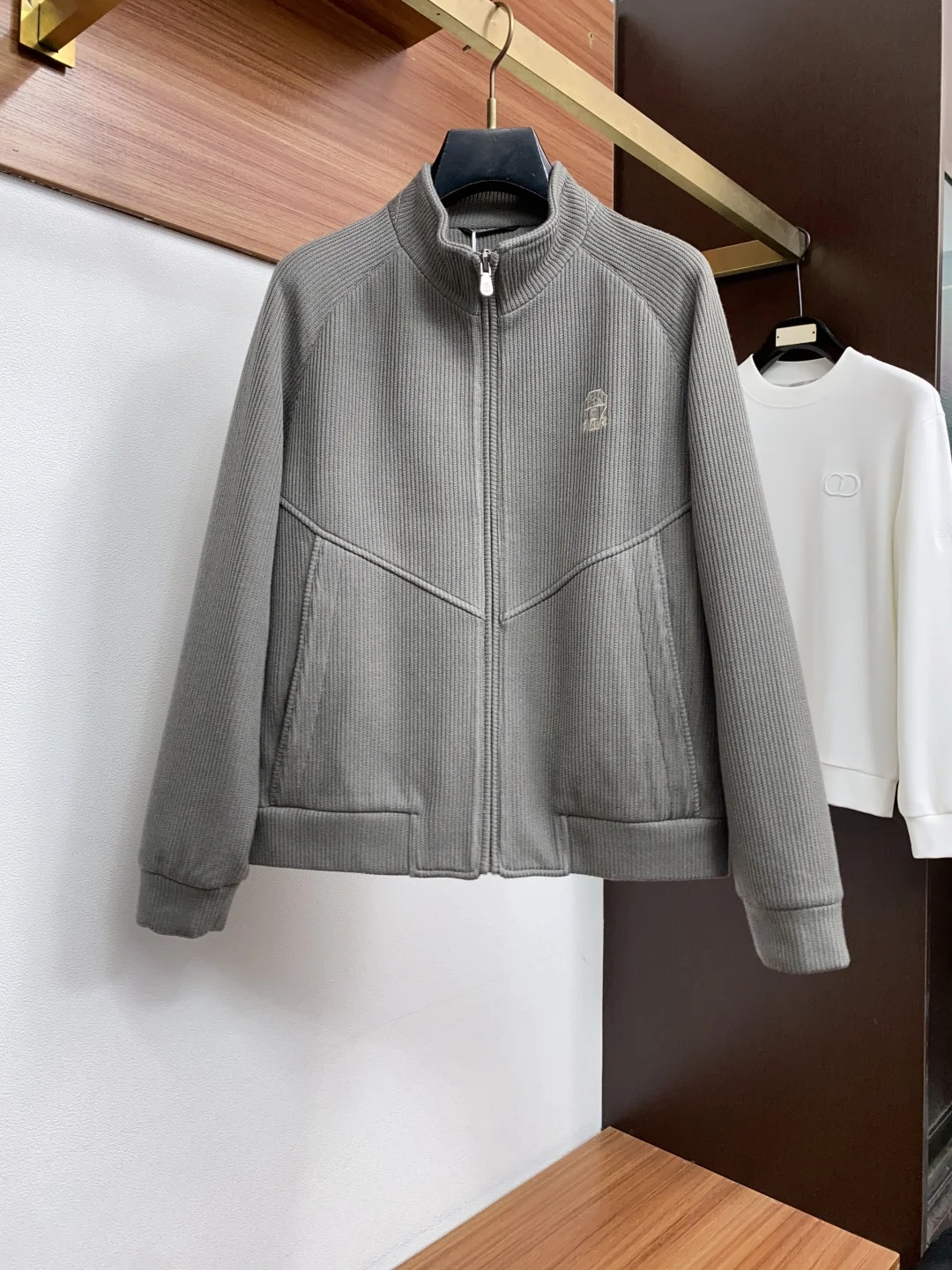 原单外套男装|高仿外套男装|精仿外套男装|一比一外套男装BC M-3xL 男装针织夹克外套 柜台同步发售 高精细的奢华品质,轻奢感超强.全新亚麻面料拥有最新的时尚气质及将魅力韵味.这件外套将手工工艺与复古工装廓形融合 甄选触感细腻轻盈的麂皮打造 羊毛针织自带温润肌理 灰色色调自带复古松弛氛围感 是兼具质感与实穿性的轻奢叠穿单品 宽松适度的标准长度剪裁 内搭针织 衬衫 T恤均可覆盖通勤 休闲 轻户外多场景穿搭 