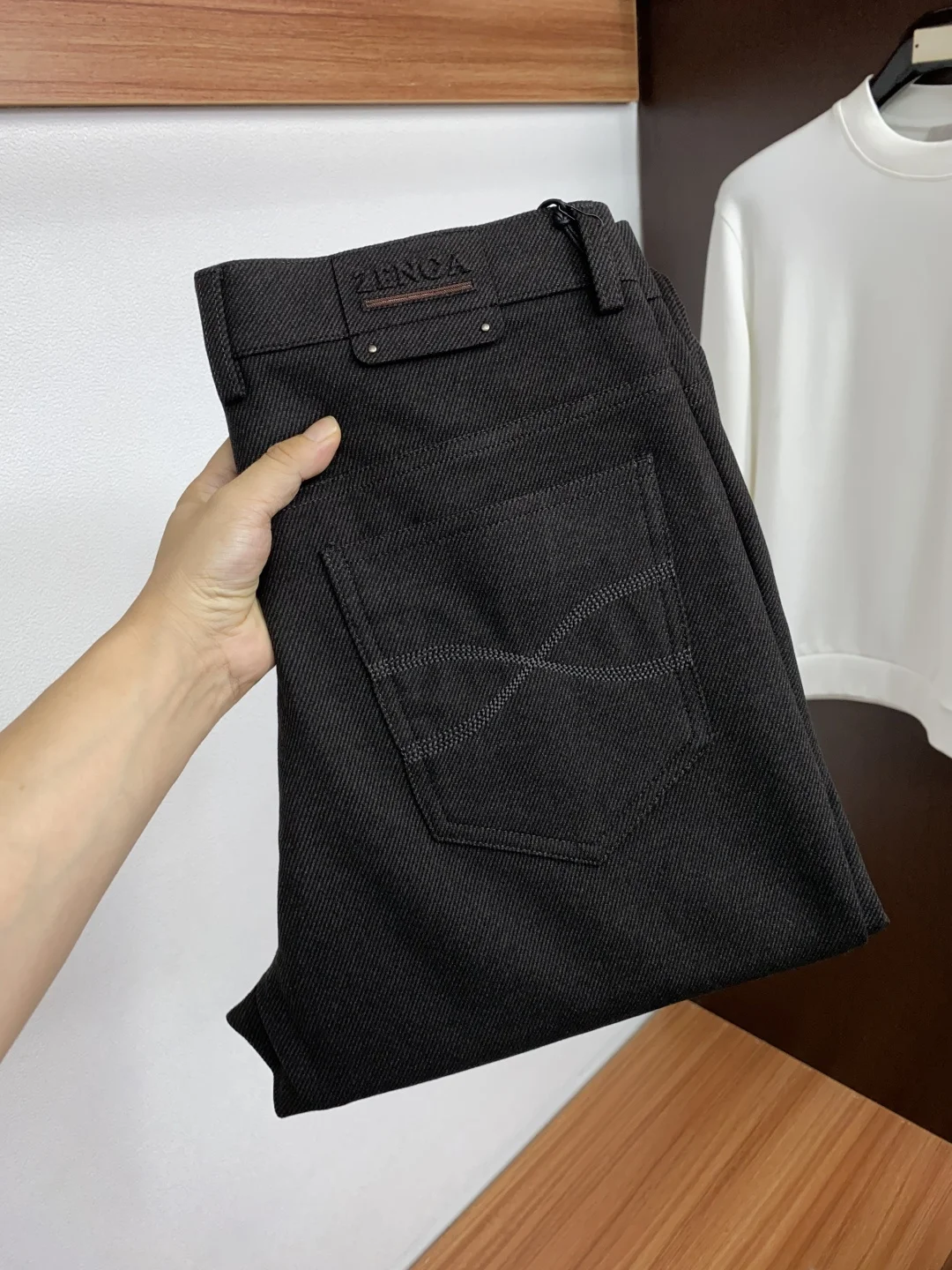 原单牛仔裤男装|高仿牛仔裤男装|精仿牛仔裤男装|一比一牛仔裤男装杰尼亚 29-382026ss 秋冬 新品 意大利风格男装品牌 皮牌logo标识  品牌主打男士休闲裤 五袋商务版型 面料偏柔软 做商务休闲风格 每季必出的类型 无需质疑的热卖王牌单品 符合四季最佳的搭配色号 整体的风格延续了SLP的基调 通体融入了多种工艺美学 水洗做旧浑然天成 缔造出不羁与个性的风格 细节方面极为出色 非常匠心考究 通体的辅料皆为客供 金属链条有力彰显了品牌身份 重磅日本进口面料 水洗相当出色 无可挑剔 版型剪裁完美