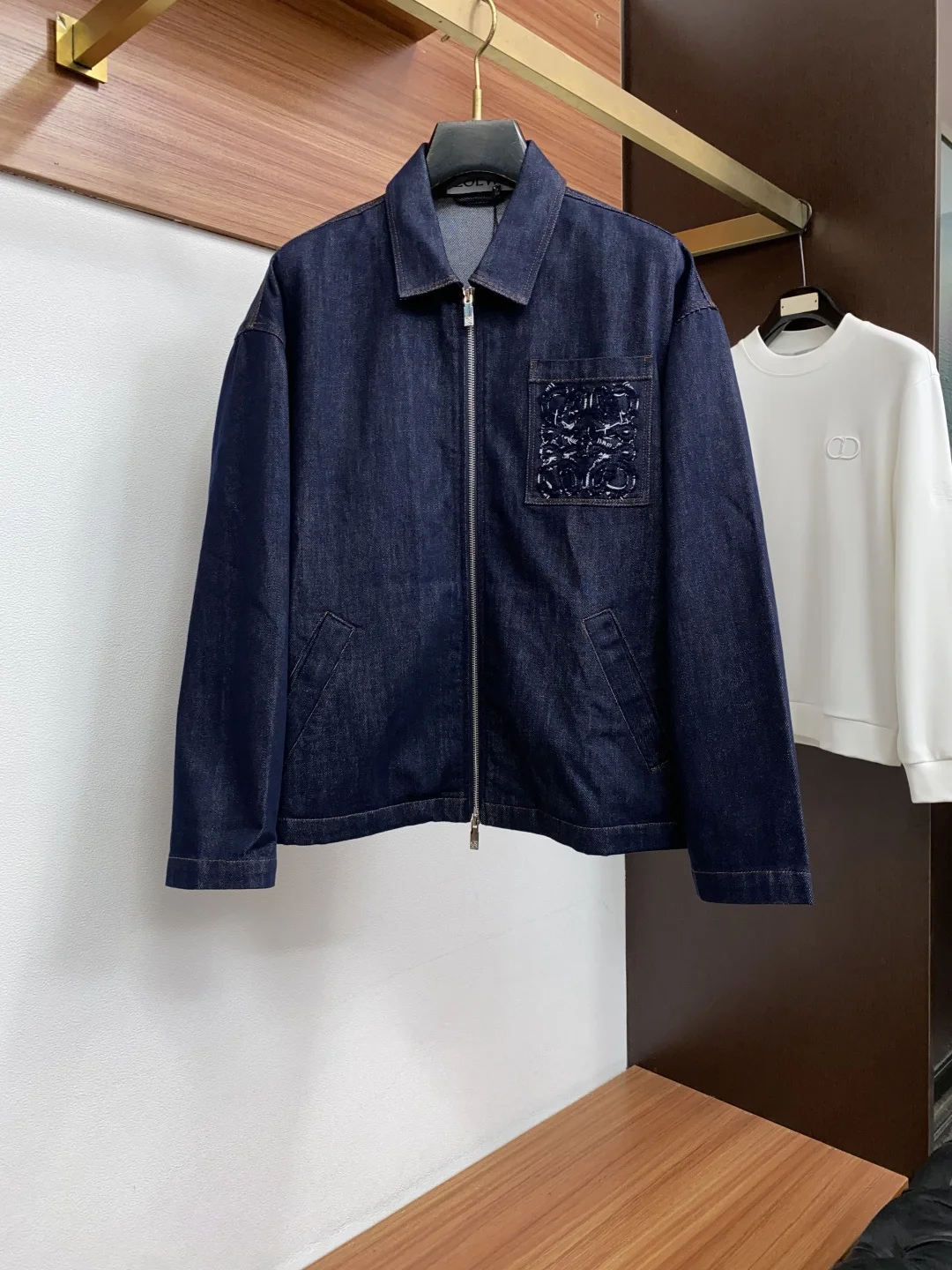 原单外套男装|高仿外套男装|精仿外套男装|一比一外套男装罗意威 M-2xL 最新设计款 2026ss 家新款翻领牛仔夹克外套 秀场新品 品相非常完美 舒适保暖 三标齐全色泽饱满诱人 非常出彩的设计 轻松将时髦感进阶 做工极为考究严谨 走线工整细致 大牌设计师巨作 上身不显臃肿 超级帅气 